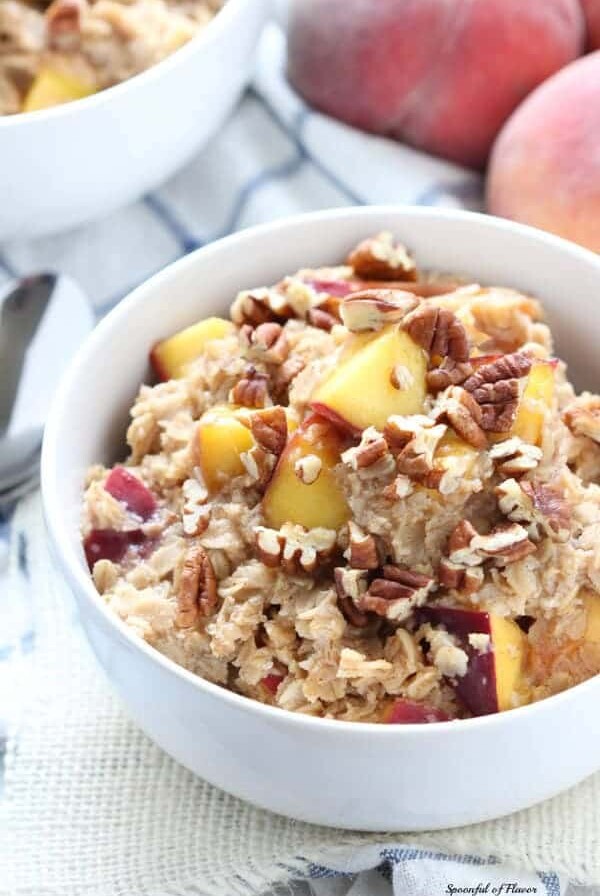 Peach Cobbler Oatmeal is an easy idea for breakfast!