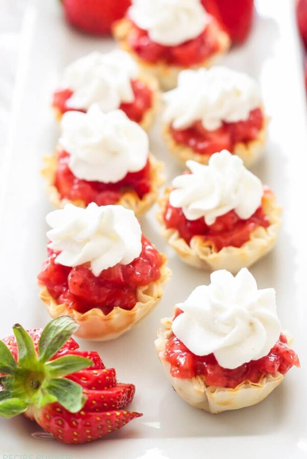 No Bake Strawberry Pie Bites | These No Bake Strawberry Pie Bites are the perfect way to have your summer fruit pie without turning on the oven!