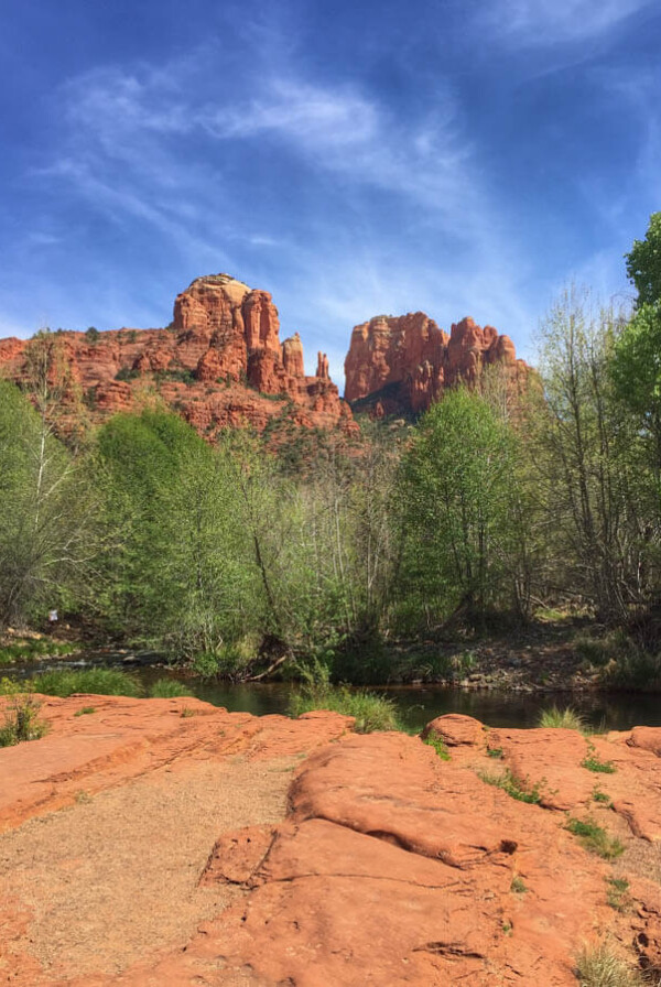 A Weekend Guide to Sedona Arizona includes the best things to eat, see and do during a short visit to Red Rock Country! The guide also includes where to hike.