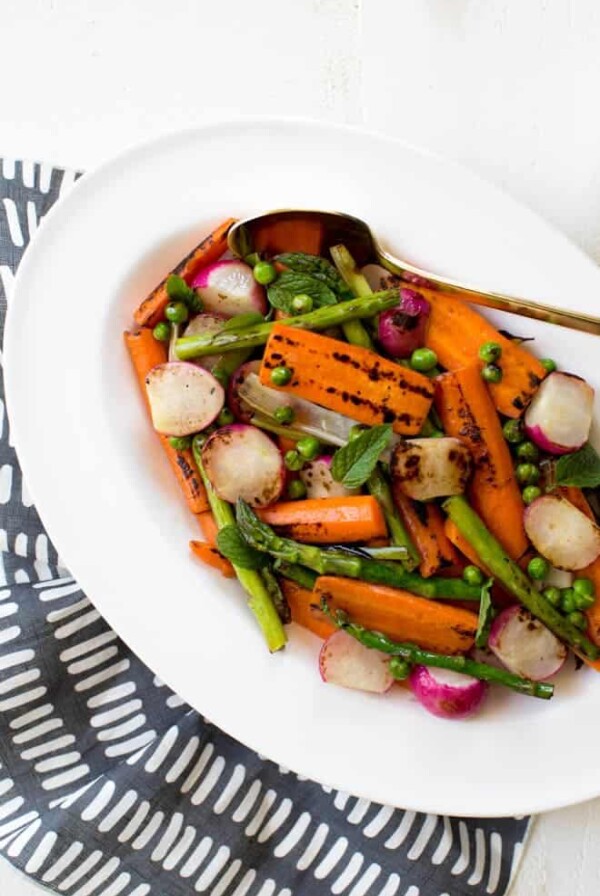 Charred Spring Vegetables with Herbed Carrot Top Dressing is a simple, easy and delicious dish! #spring #vegetables #sidedish #carrottop #dressing #recipe