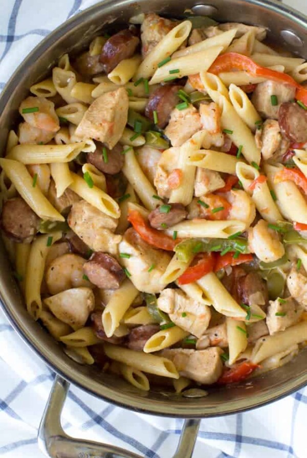 One Pot Jambalaya Pasta packs a ton of flavor with its classic Cajun taste! Cooked in just one pot, this is the perfect no-mess meal for an easy, weeknight dinner the entire family will love. #onepot #jambalaya #pasta #skillet #dinner #recipe #weeknight #chicken