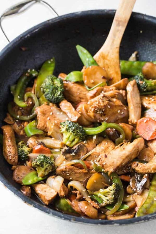 Garlic Sesame Chicken Stir Fry is an easy meal that’s on the table in 30 minutes or less and boasts an authentic Chinese stir-fry flavor! Skip take out to make this healthier stir fry at home. #sesame #chicken #stirfry #dinner #recipe #skillet