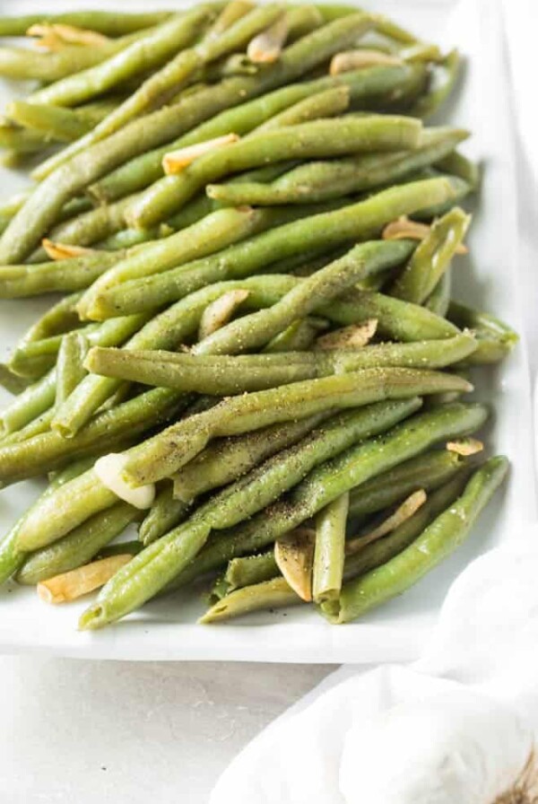 Follow this simple recipe for how to cook fresh green beans to make these Garlic Green Beans! The green beans cook in one skillet in less than 15 minutes. #garlic #greenbeans #sidedish #healthy #recipe