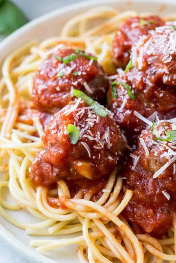 Baked Italian turkey meatballs are a classic turkey meatball recipe that is perfect for dinner any day of the week! #baked #italian #turkey #meatball #dinner #recipe #healthy