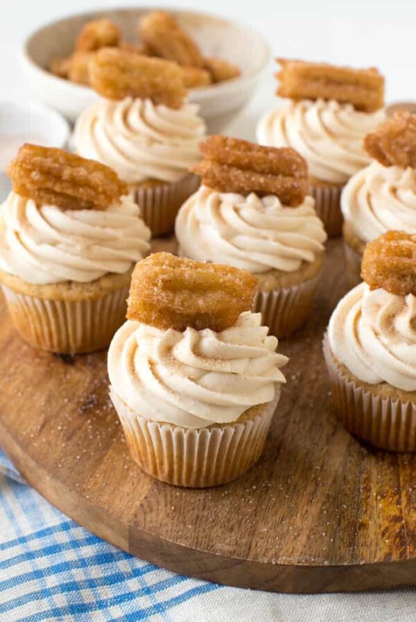 vanilla cinnamon sugar cupcakes with cream cheese frosting